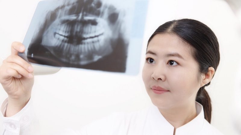 玻璃离子与树脂：补牙材料的双重选择**